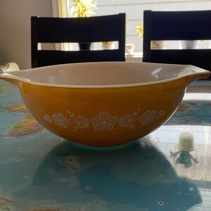 Pyrex 444 4qt, Butterfly Gold, good condition